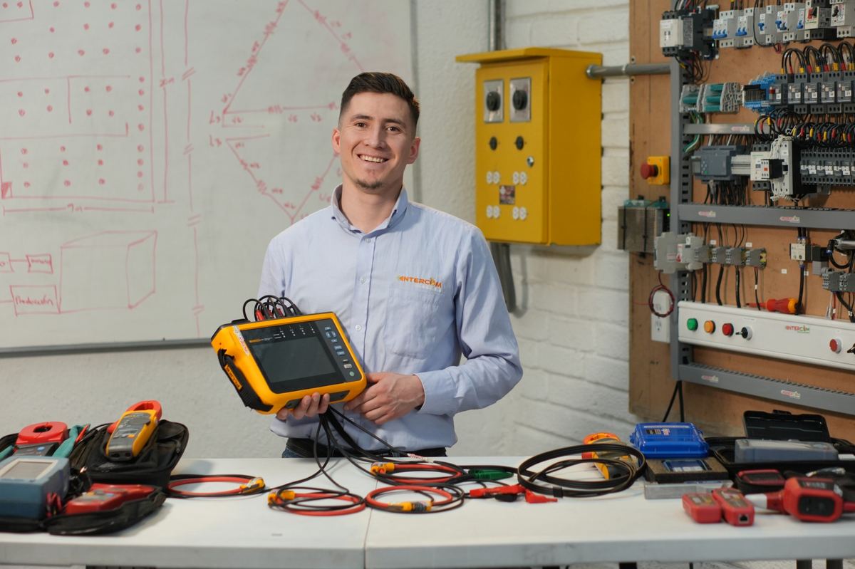 Técnico de INTERCOM TC realizando un estudio de calidad de energía con analizador Fluke